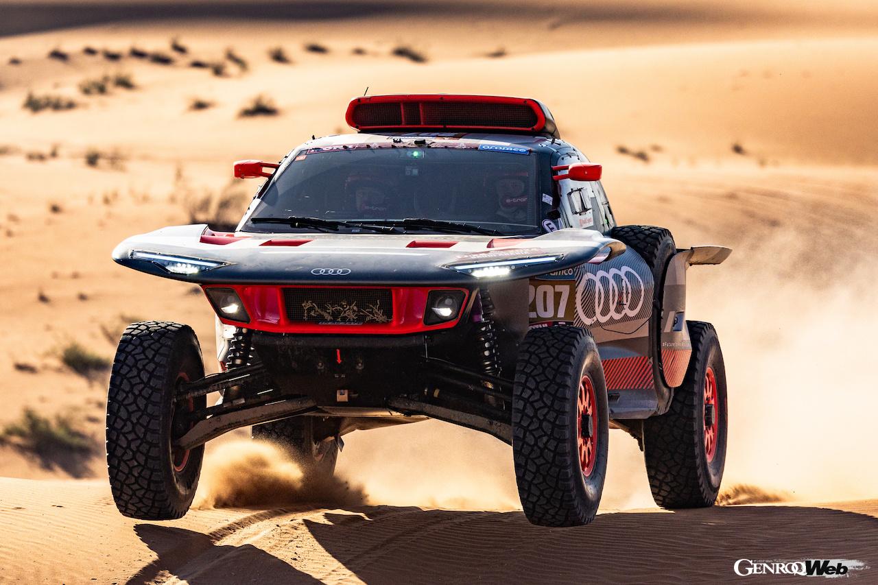 アウディRS Q e-tron E2は、内燃エンジンと発電機から構成されるエネルギーコンバーター、高電圧バッテリー、前後アクスルに搭載された2基の電気モーターを搭載。タフなサウジアラビアの砂漠をトップで走破した。