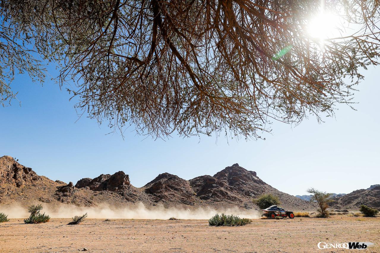 アウディRS Q e-tron E2は、内燃エンジンと発電機から構成されるエネルギーコンバーター、高電圧バッテリー、前後アクスルに搭載された2基の電気モーターを搭載。タフなサウジアラビアの砂漠をトップで走破した。