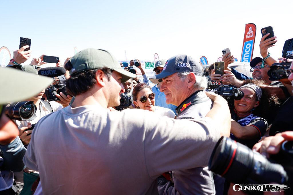 異なるブランドで4度目のダカール制覇を達成したカルロス・サインツSr.。ヤンブーのフィニッシュには、息子のカルロス・サインツJr.が駆けつけた。