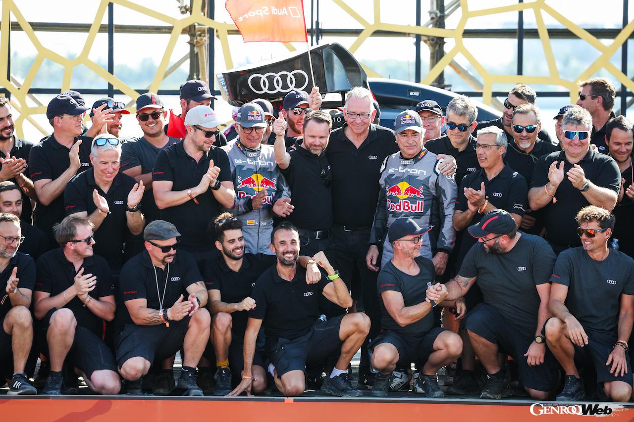 1月19日、サウジアラビア西部のヤンブーでトップフィニッシュを果たした、アウディのカルロス・サインツSr.とコ・ドライバーのルーカス・クルス。