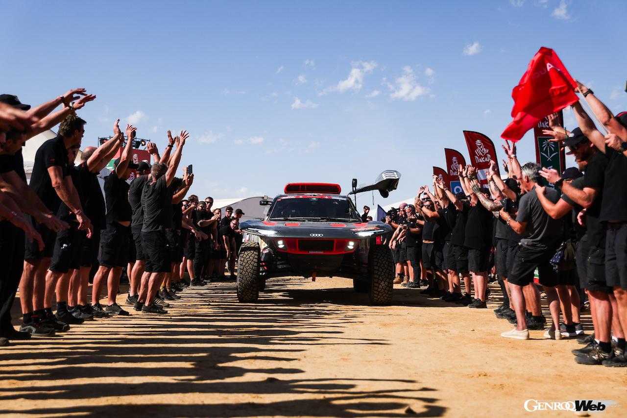 アウディRS Q e-tron E2は、内燃エンジンと発電機から構成されるエネルギーコンバーター、高電圧バッテリー、前後アクスルに搭載された2基の電気モーターを搭載。タフなサウジアラビアの砂漠をトップで走破した。