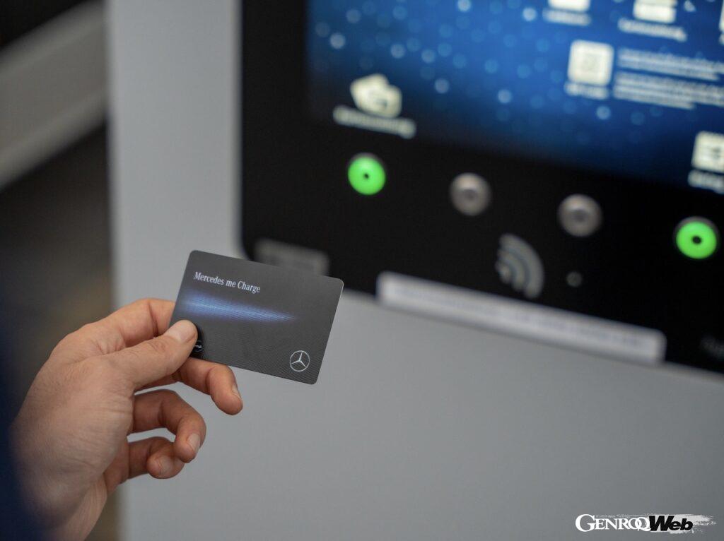 「Mercedes me Charge」を使用することで、カスタマーはそれぞれの充電ポイント運営会社と個別に契約を結ぶ必要がなく、シームレスに充電を行うことができる。