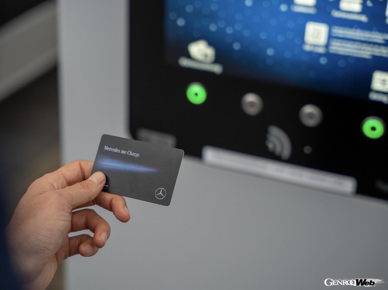「Mercedes me Charge」を使用することで、カスタマーはそれぞれの充電ポイント運営会社と個別に契約を結ぶ必要がなく、シームレスに充電を行うことができる。