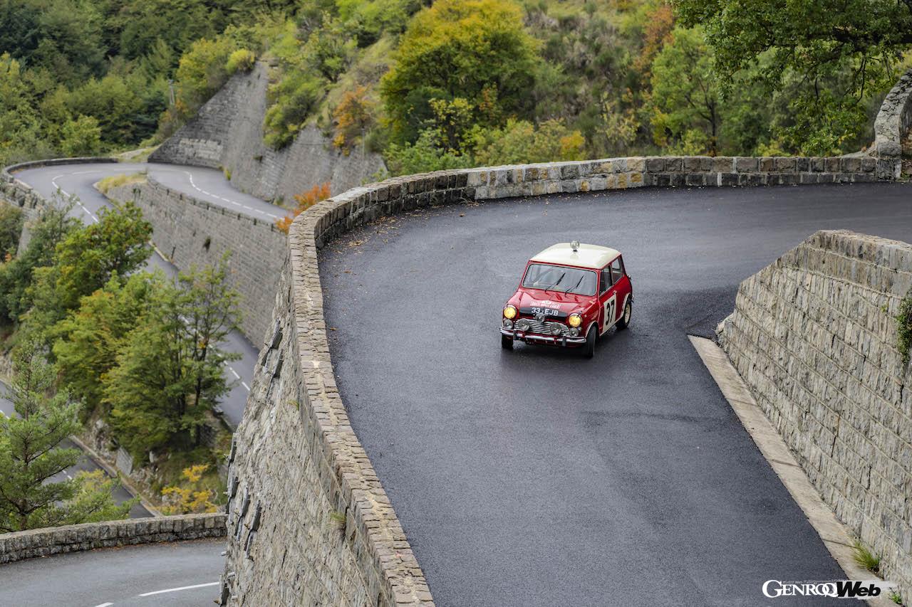 モンテカルロ・ラリーのステージを走行する、クラシック・ミニ（クーパーS）と、MINI ジョン クーパー ワークス。