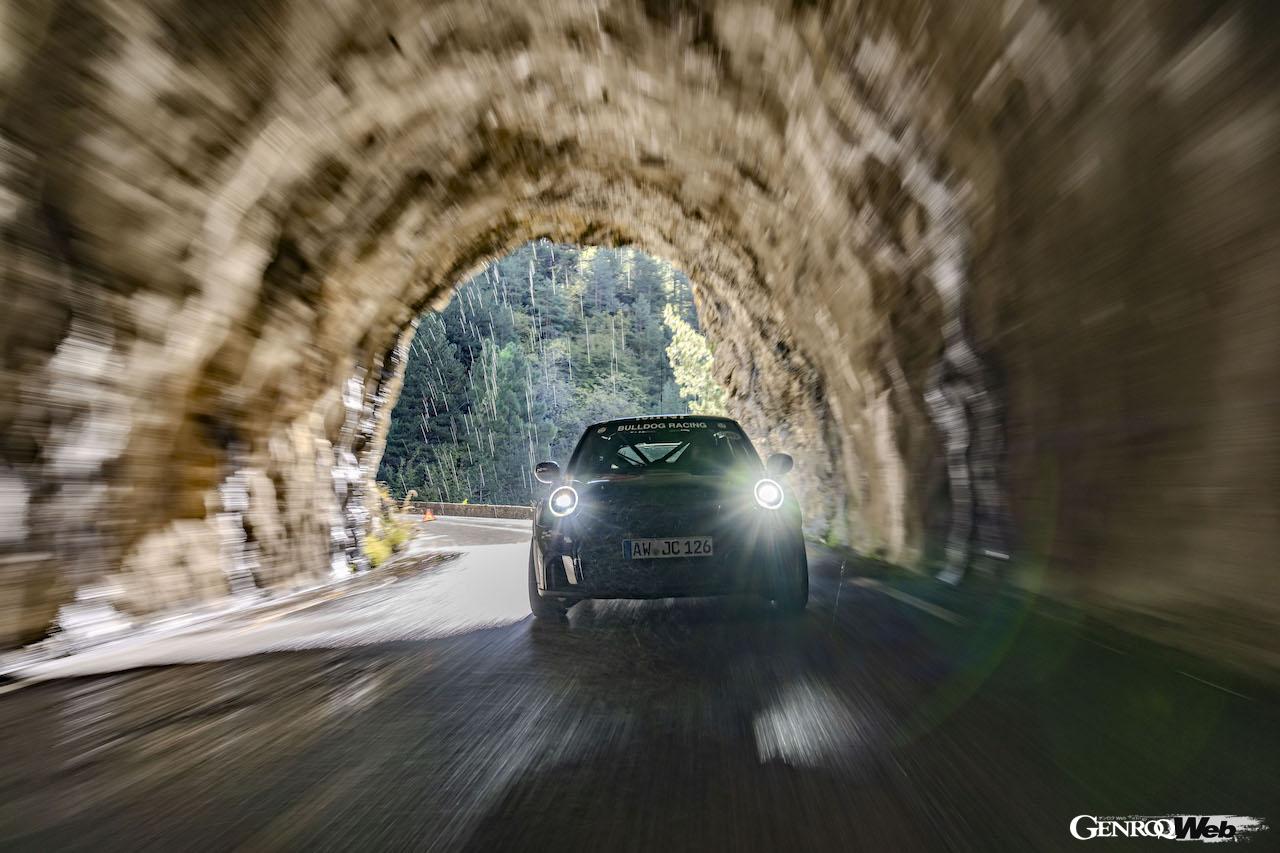 モンテカルロ・ラリーのステージを走行する、クラシック・ミニ（クーパーS）と、MINI ジョン クーパー ワークス。