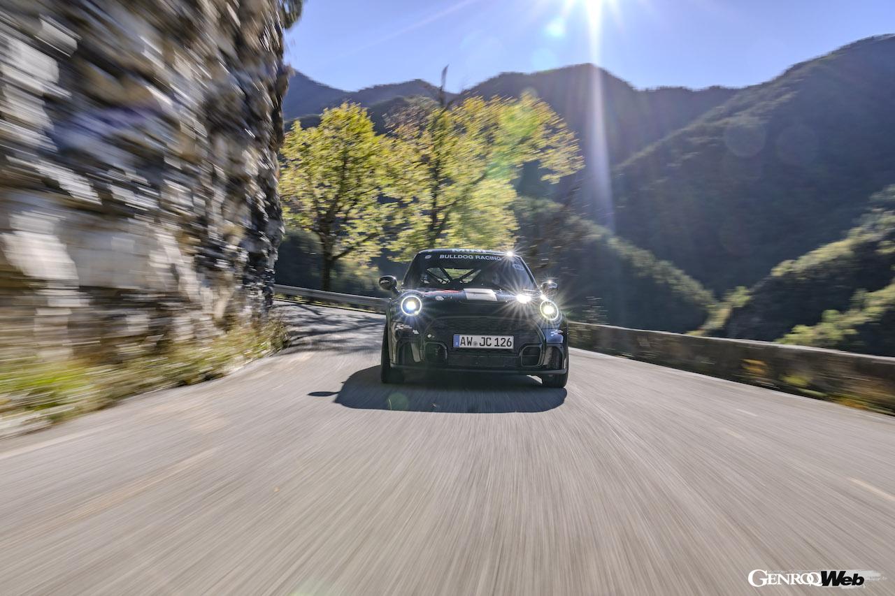 モンテカルロ・ラリーのステージを走行する、クラシック・ミニ（クーパーS）と、MINI ジョン クーパー ワークス。