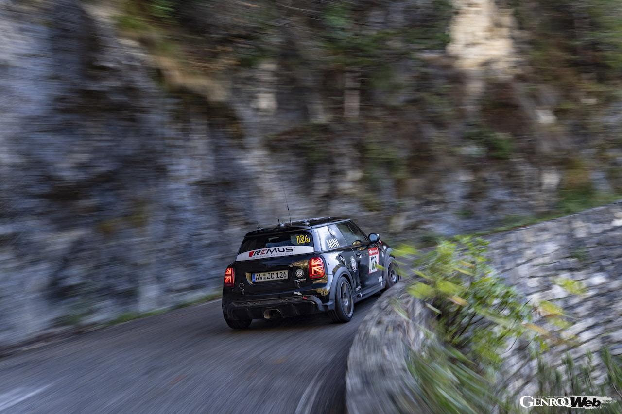 モンテカルロ・ラリーのステージを走行する、クラシック・ミニ（クーパーS）と、MINI ジョン クーパー ワークス。