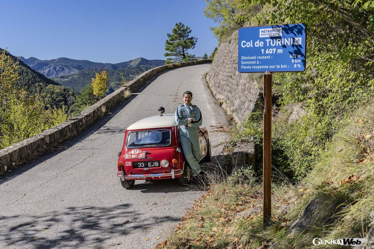 モンテカルロ・ラリーのステージを走行する、クラシック・ミニ（クーパーS）と、MINI ジョン クーパー ワークス。