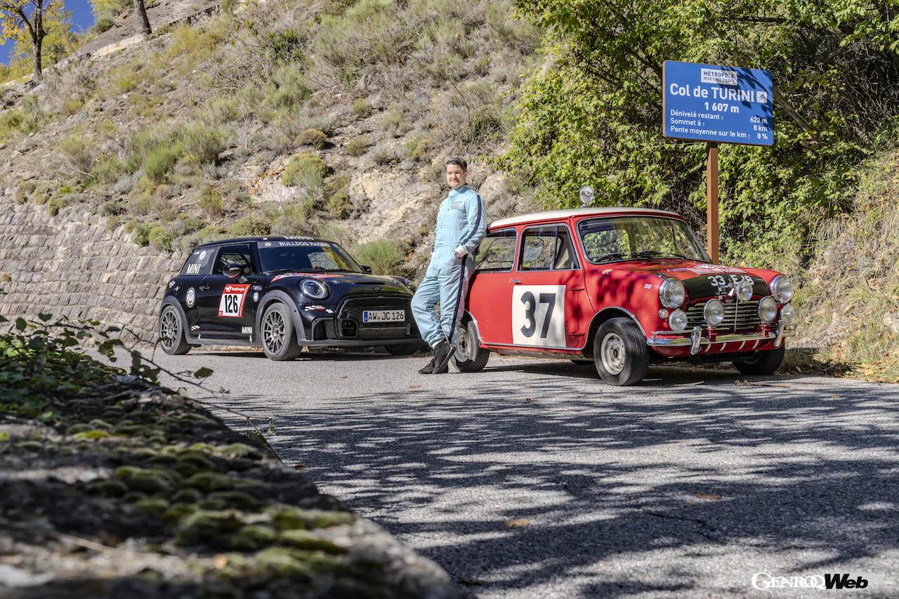 モンテカルロ・ラリーのステージを走行する、クラシック・ミニ（クーパーS）と、MINI ジョン クーパー ワークス。