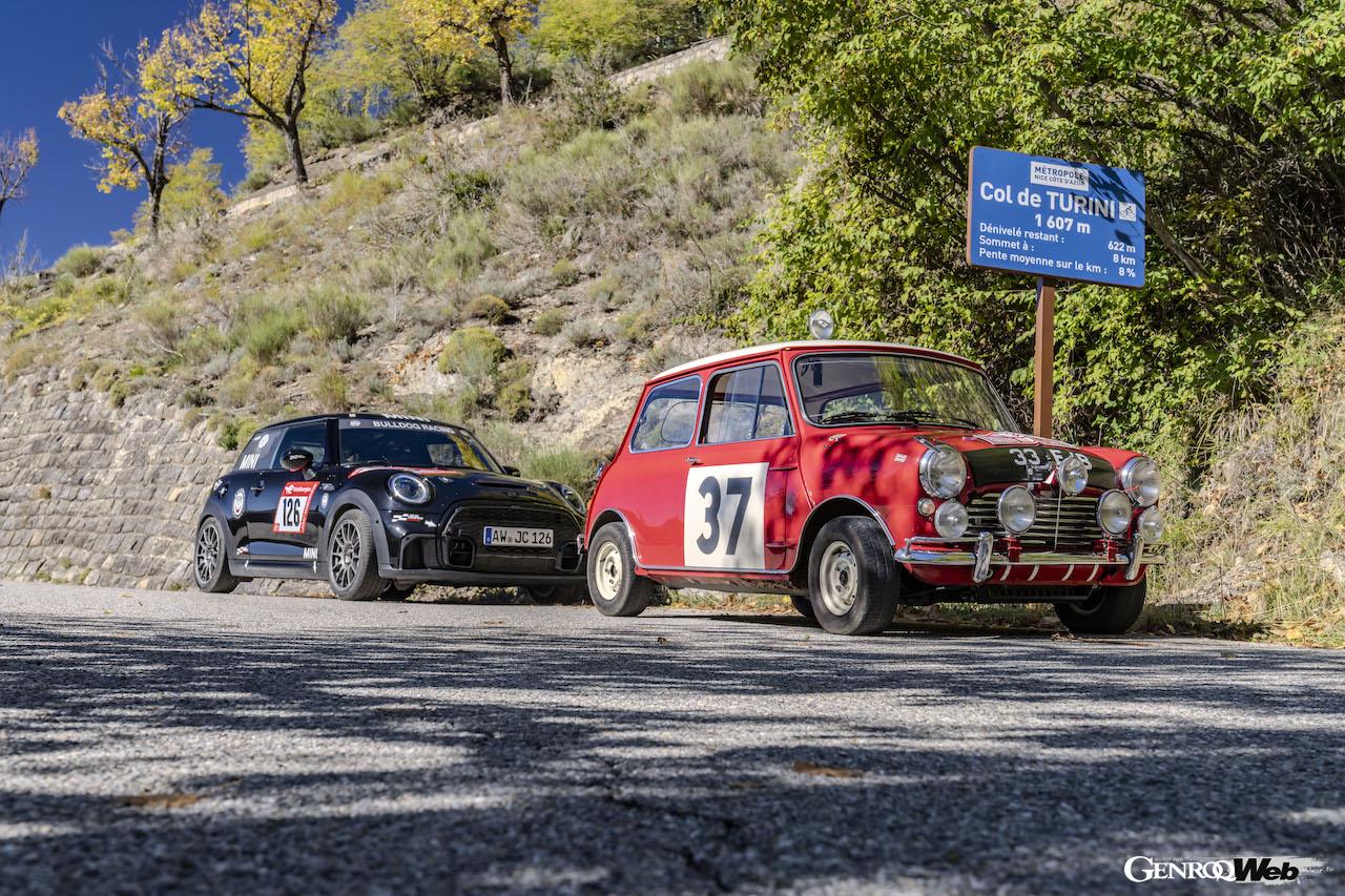 モンテカルロ・ラリーのステージを走行する、クラシック・ミニ（クーパーS）と、MINI ジョン クーパー ワークス。