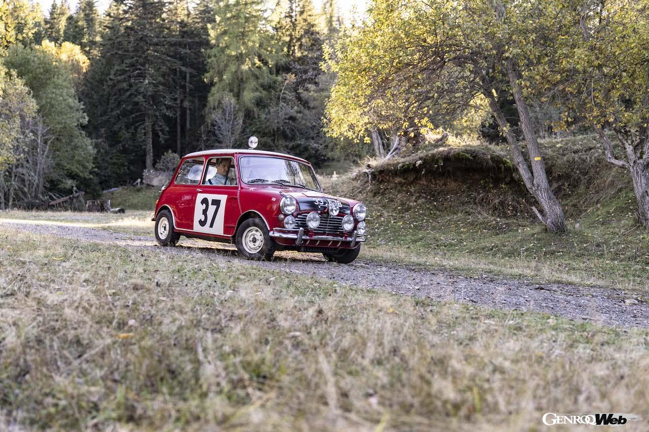 モンテカルロ・ラリーのステージを走行する、クラシック・ミニ（クーパーS）と、MINI ジョン クーパー ワークス。