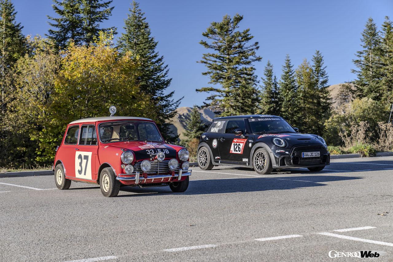 モンテカルロ・ラリーのステージを走行する、クラシック・ミニ（クーパーS）と、MINI ジョン クーパー ワークス。