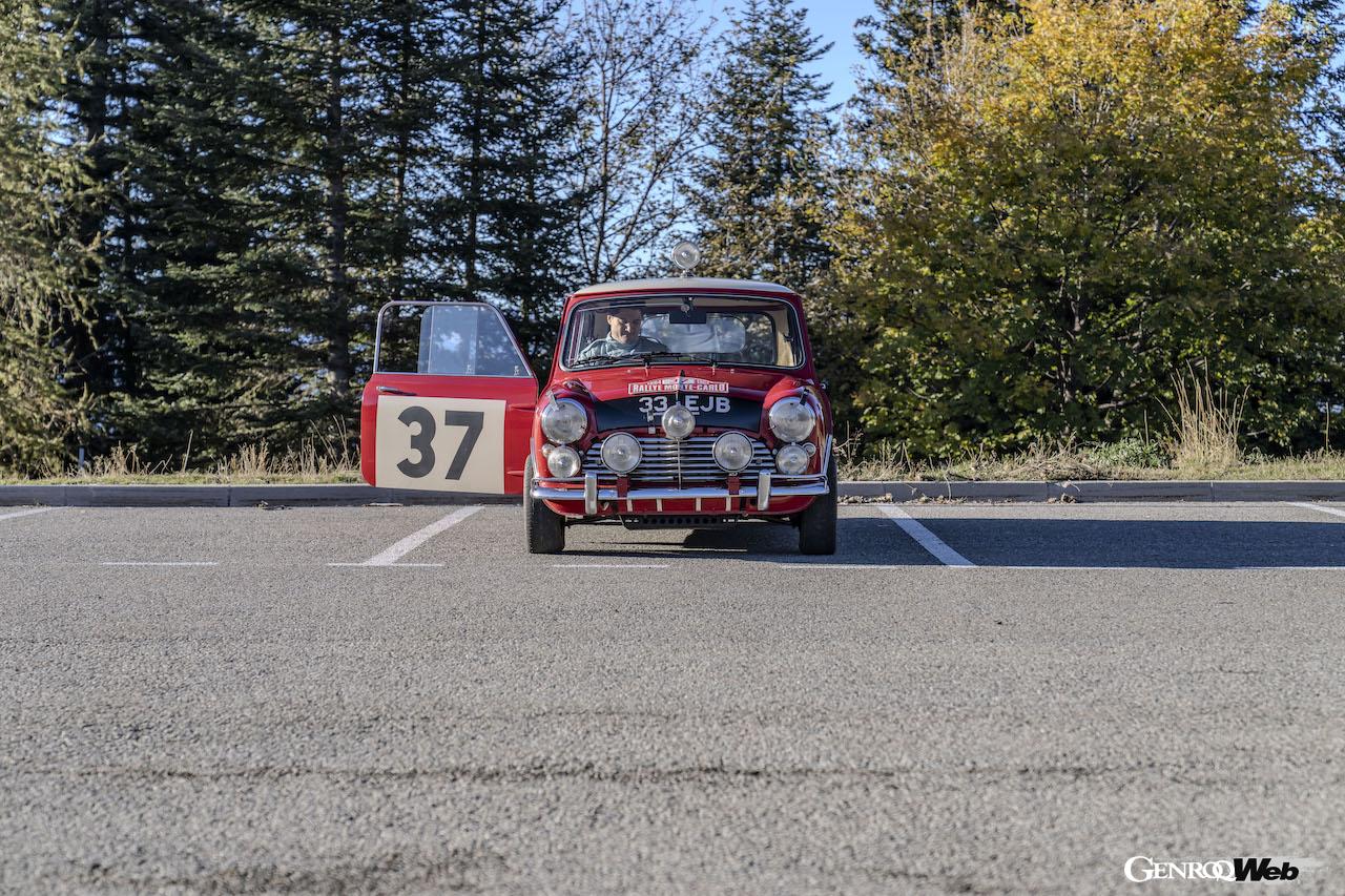 モンテカルロ・ラリーのステージを走行する、クラシック・ミニ（クーパーS）と、MINI ジョン クーパー ワークス。