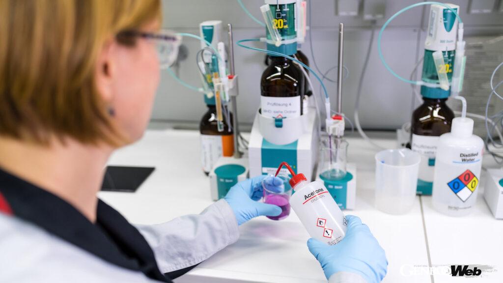 新色の導入が決まると、ポルシェ社内、そしてサプライヤーを含めた、3年にも及ぶカラーの開発プロセスが開始される。