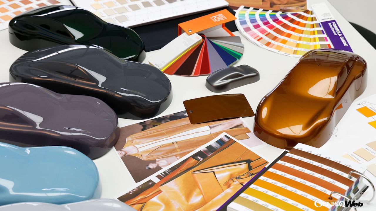 完成した新たなエクステリアカラーは、911を模したミニチェアモデル「カラーフロッグ」にペイントされ、比較・検討される。