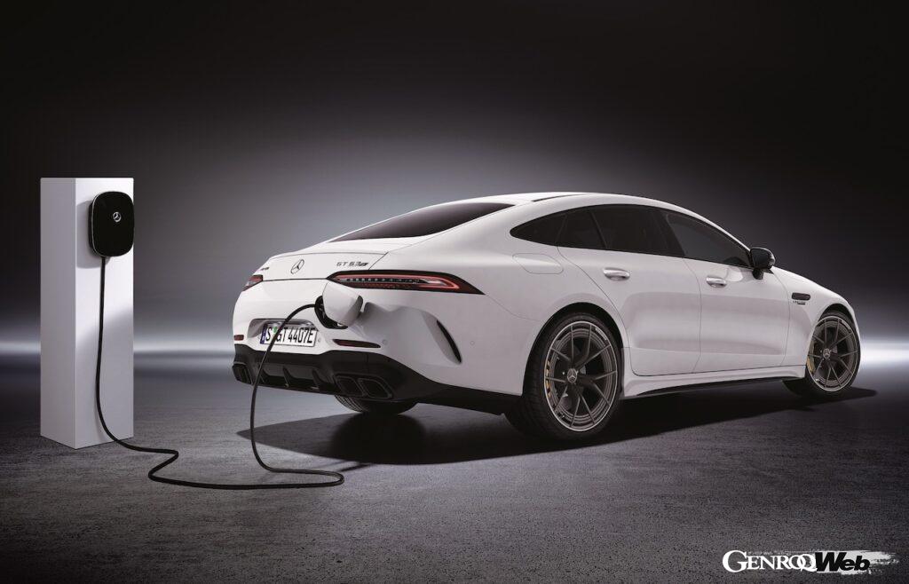 搭載されるパワートレインは、4.0リッターV型8気筒ツインターボエンジンに、出力150kWを発揮する電気モーターを組み合わせた、プラグインハイブリッド・パワートレイン。最高システム出力は843PSを誇る。