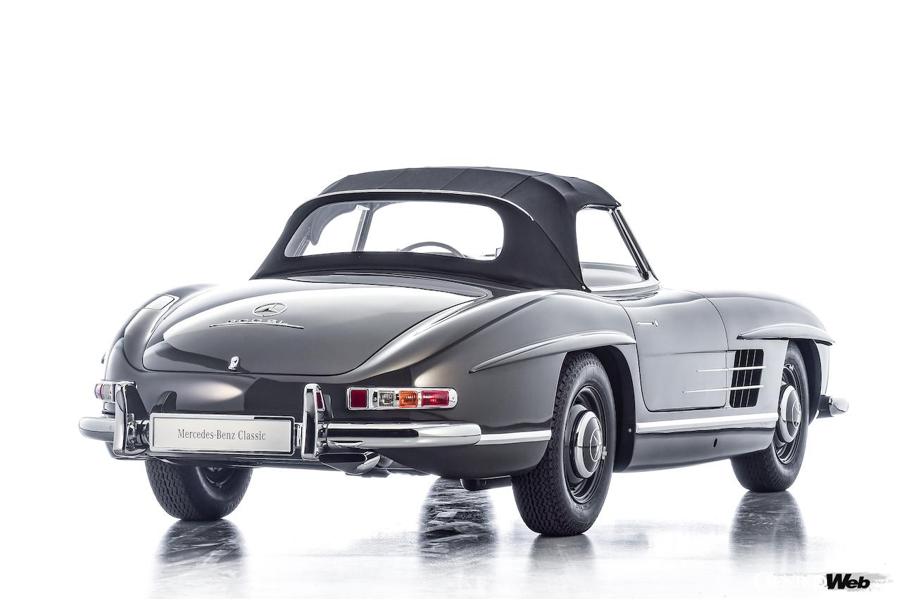 レトロモビルの会場では、メルセデス・ベンツ・クラシックによって美しくレストアされた2台の「300 SL ロードスター」がコレクターに販売される。