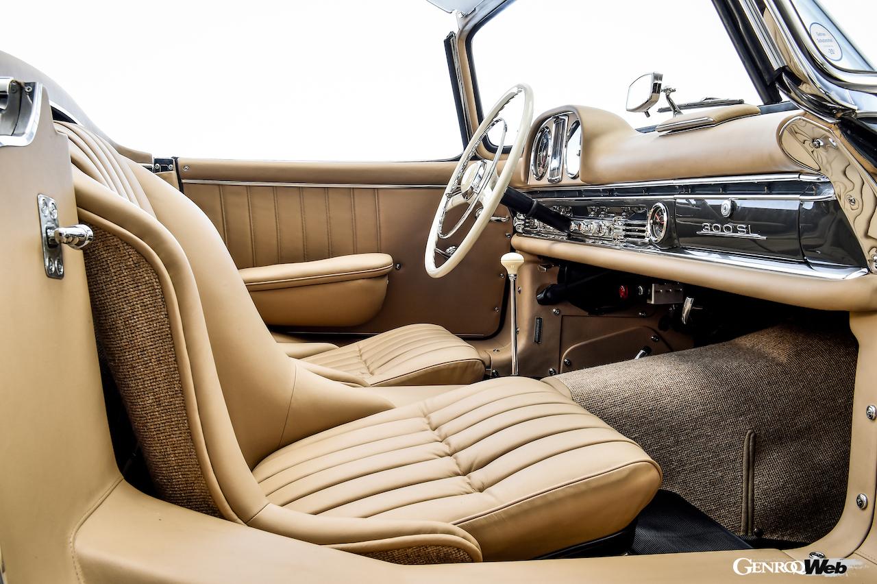 レトロモビルの会場では、メルセデス・ベンツ・クラシックによって美しくレストアされた2台の「300 SL ロードスター」がコレクターに販売される。