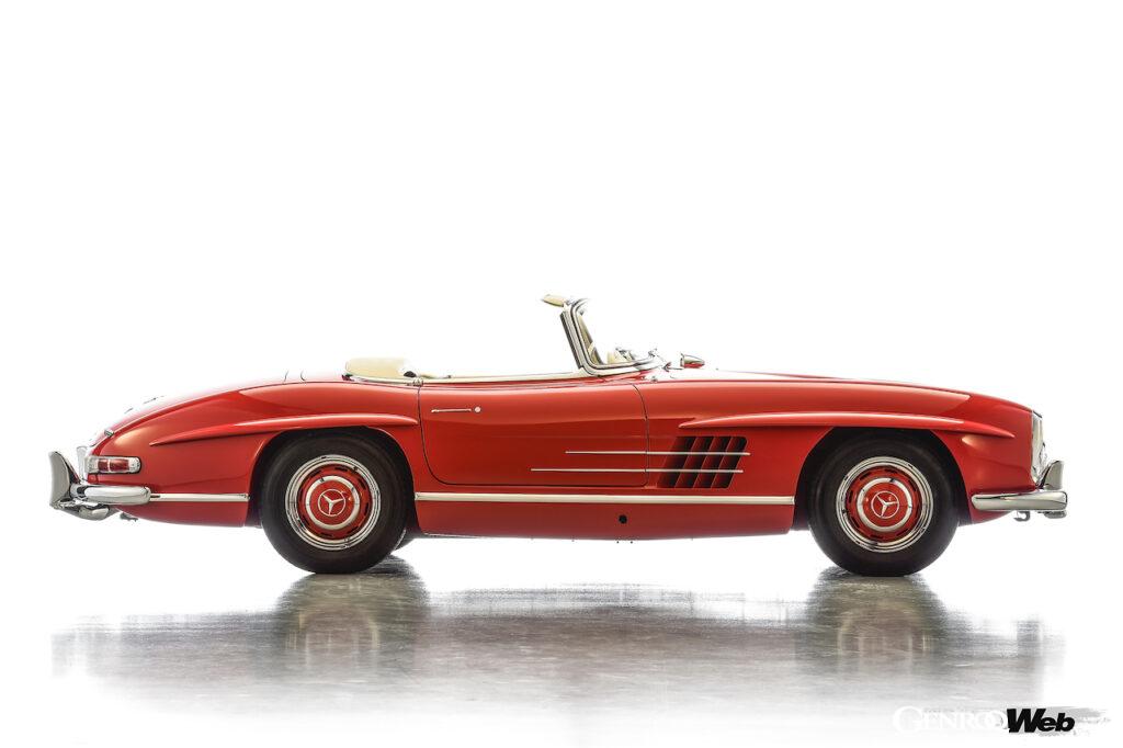 レトロモービルの会場では、メルセデス・ベンツ・クラシックによって美しくレストアされた2台の「300 SL ロードスター」がコレクターに販売される。