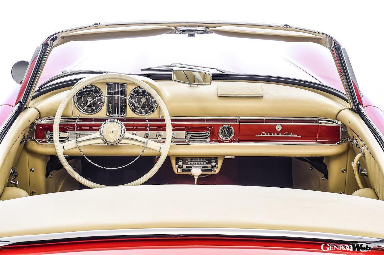 レトロモビルの会場では、メルセデス・ベンツ・クラシックによって美しくレストアされた2台の「300 SL ロードスター」がコレクターに販売される。