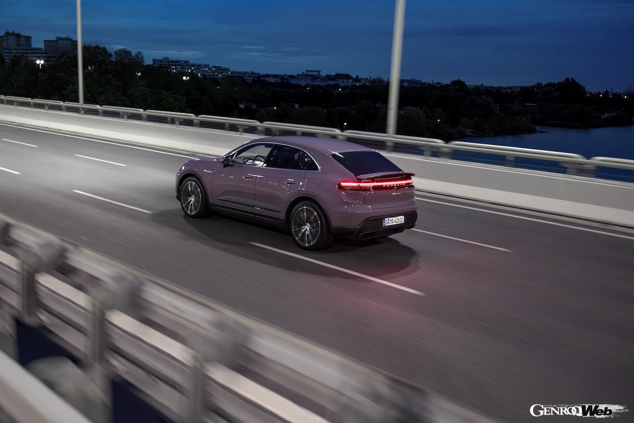 新型ポルシェ マカンの走行シーン。