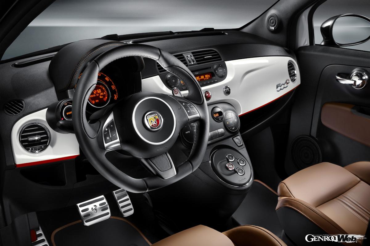 アバルトチンクには自分好みに仕立てていくという楽しみもある。エンブレム交換のような気軽なパーツから、エンジンやシャシーのチューニングキットまで選択肢は豊富だ。