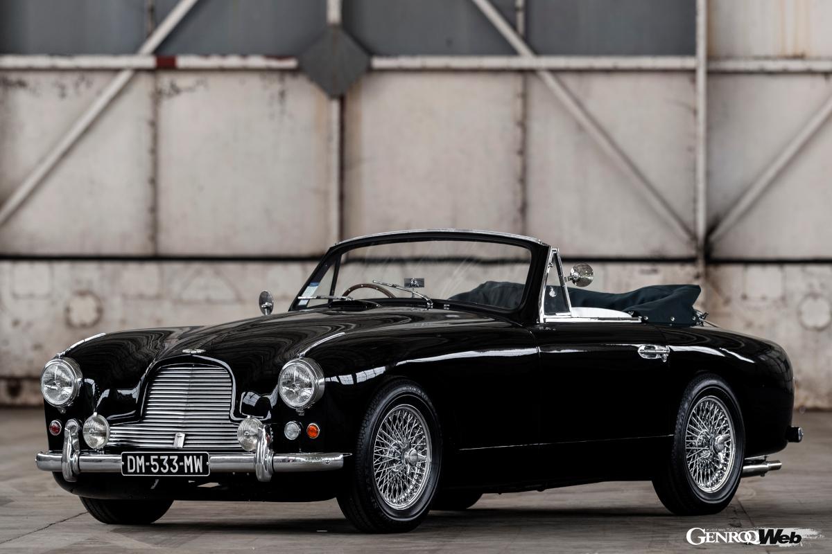 ボディを若干延長し、要望の高かったドロップヘッドクーペも新たに追加された「DB2/4」。