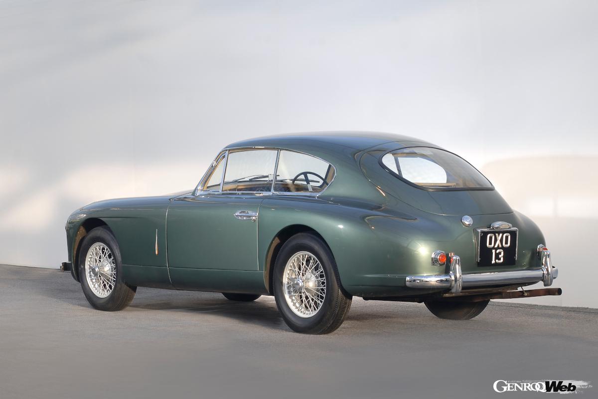 写真は折りたたみ式のリヤシートとテールゲートを装備し、ボディを若干延長した「DB2/4」。1953年に登場した。