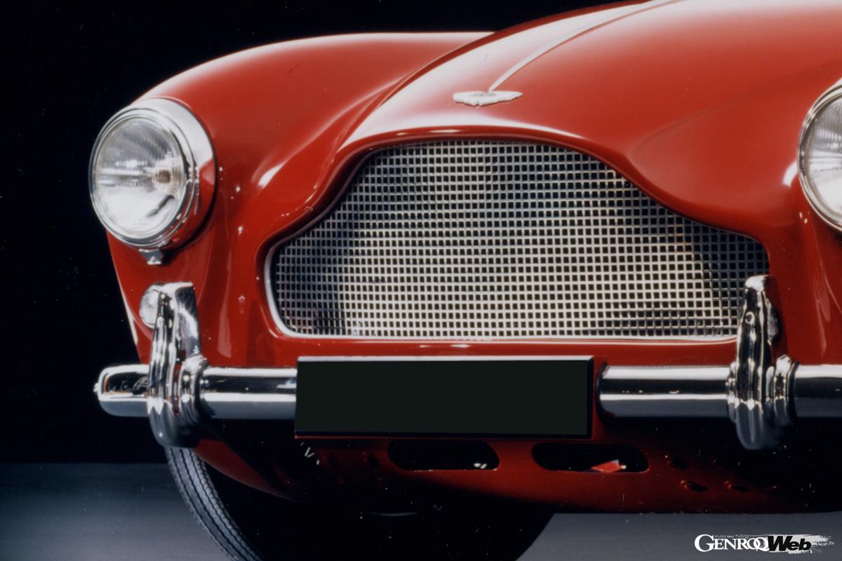 現在のアストンマーティンへとつながるベーングリルを採用した。