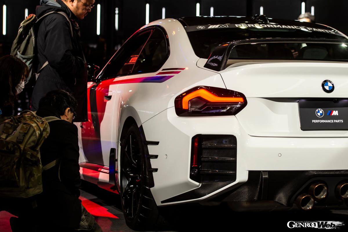 BMW MパフォーマンスYスポーク・スタイリング963Mセンターロック・ホイール、リヤ・ディフューザー・カーボン、スポーツサスペンションなどを装着した「M2クーペ」。
