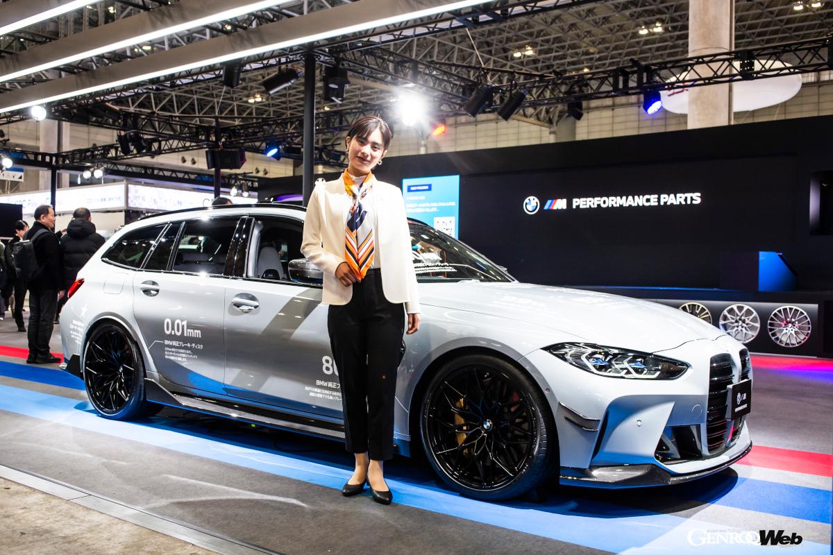 純正パーツの高性能がウインドウやボディに描かれた「M3コンペティションM x Driveツーリング」。