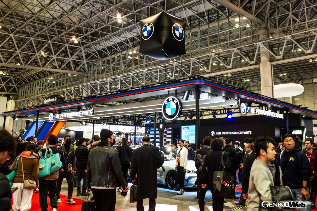 開放的な空間に仕立てられた東京オートサロン2024のBMWブース。