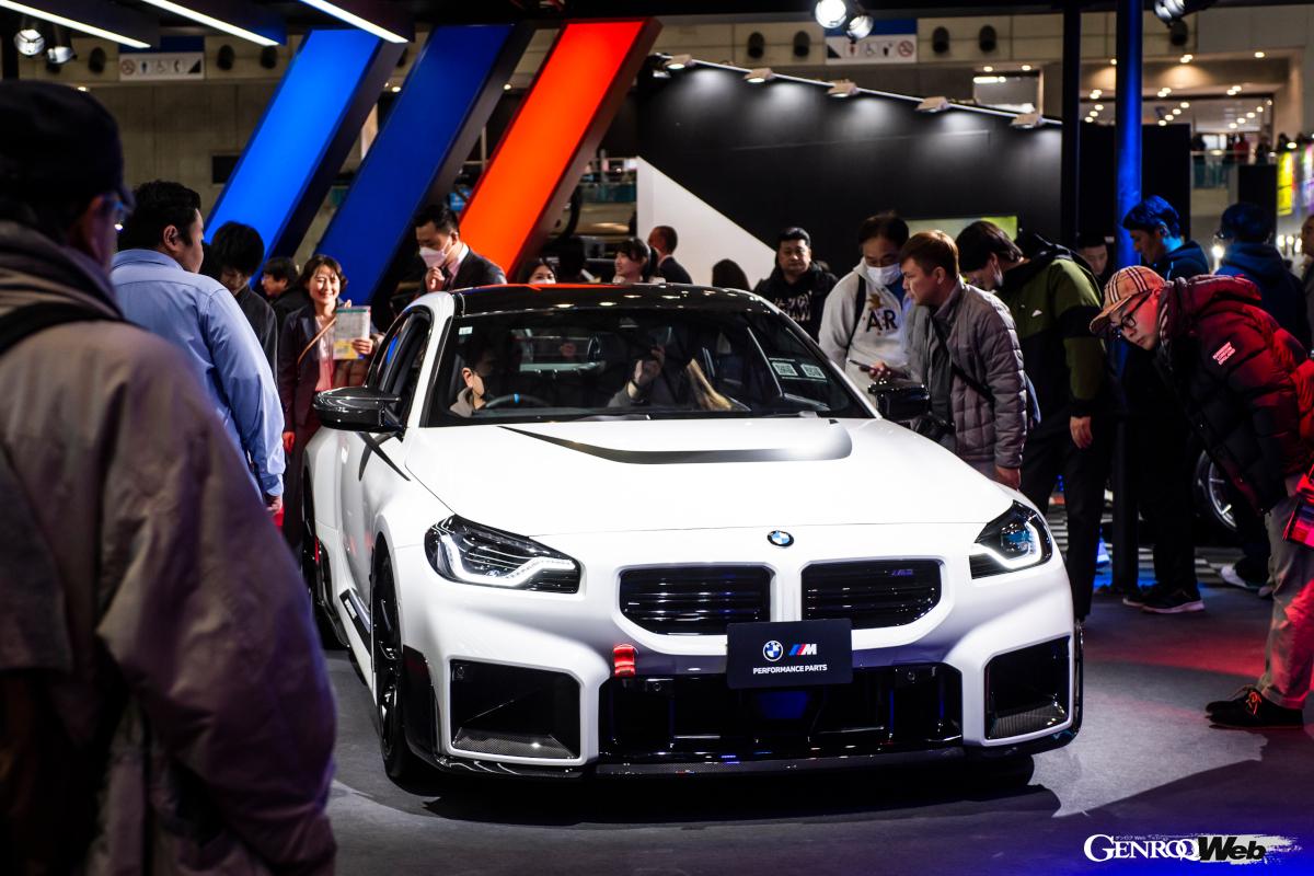 BMW MパフォーマンスYスポーク・スタイリング963Mセンターロック・ホイール、リヤ・ディフューザー・カーボン、スポーツサスペンションなどを装着した「M2クーペ」。