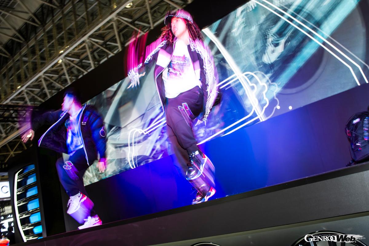 Mモータースポーツ・コレクションのウェアに身を包んだDJやダンサーがBMWブースを盛り上げる。