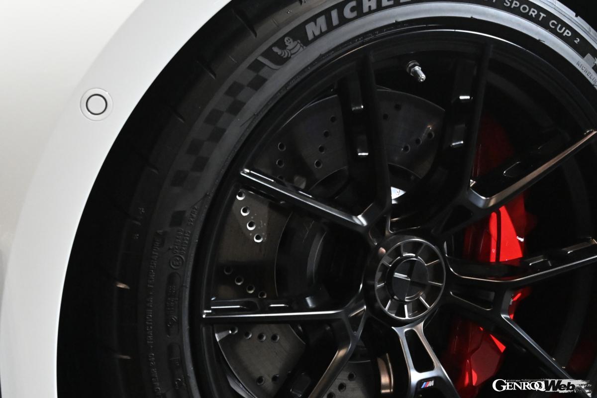 BMW MパフォーマンスYスポーク・スタイリング963Mセンターロック・ホイール、リヤ・ディフューザー・カーボン、スポーツサスペンションなどを装着した「M2クーペ」。