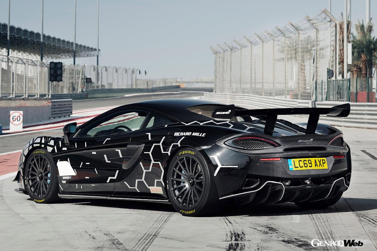 リヤウイングは角度調節が可能だが、これもロードカーとしての認可を得るために角を丸めるなどの対応策が図られている。