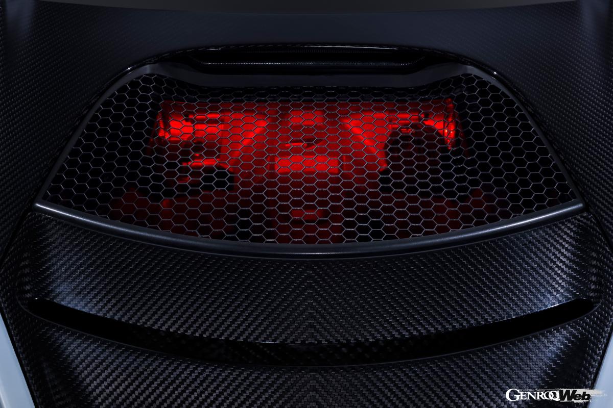 排気量を4.0リッターに拡大したV型8気筒DOHCツインターボ