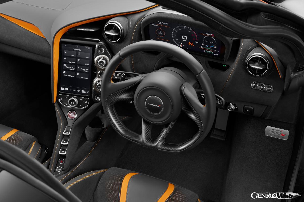 メーターパネルはトラックモードを選択時などには収納され、スピードメーターとタコメーターのみの表示に変わる。