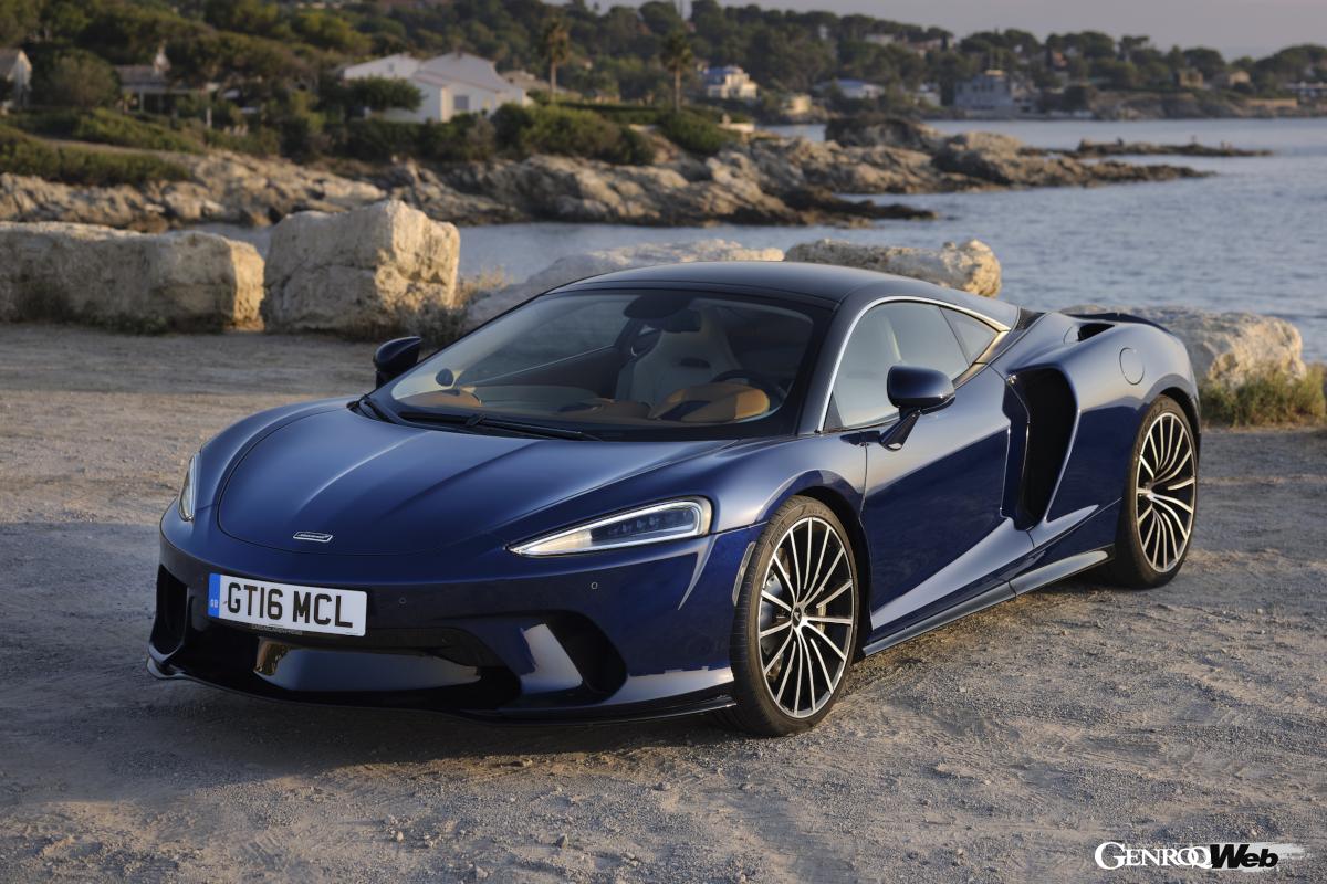 ミッドに搭載されるエンジンは「M840TE」型4.0リッターV型8気筒ツインターボ。最高出力は620PSに抑えられているが、実用域での扱いやすさは向上したという。