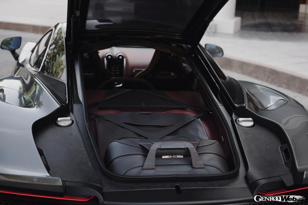 GTならではの快適性とドライビングポジションを提供するシート。ラゲッジルームはフロントに150L、リヤに420Lを確保。リヤハッチの開口面積も大きい。