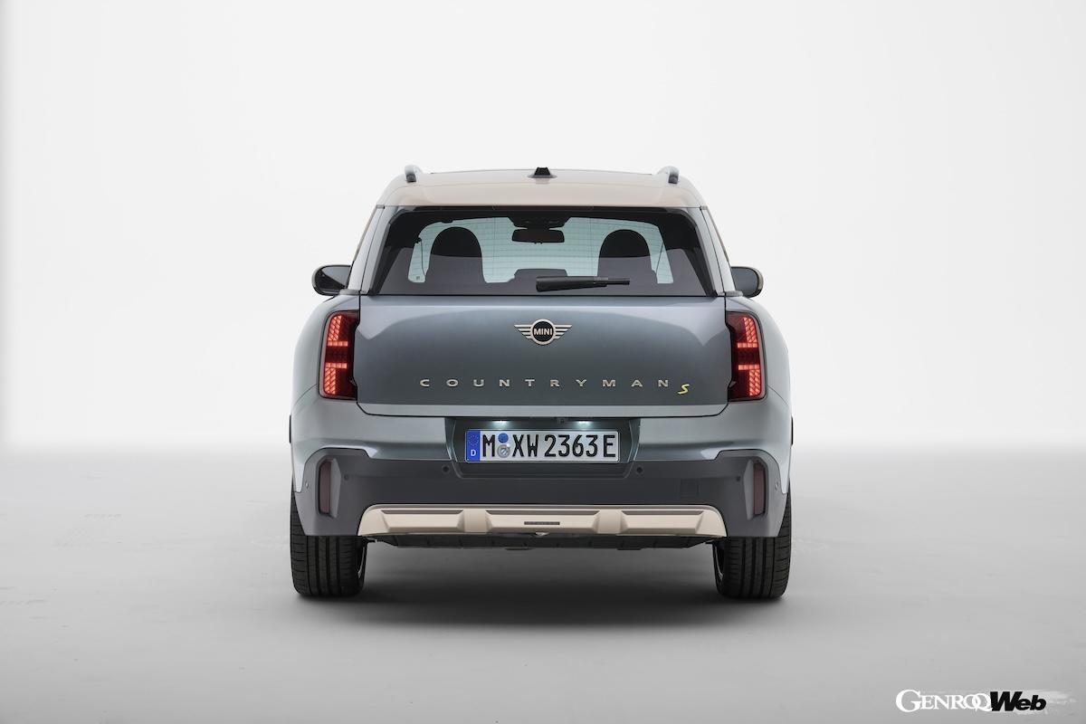 カントリーマンでAWDを選ぶには、2.0リッターのガソリンエンジンを搭載したS ALL4もしくはジョン・クーパー・ワークス一択だ。UXは全グレードで2WDと4WDが選べる。