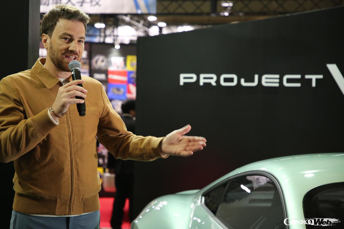 ケータハム初のフル電動スポーツとして発表された「プロジェクト V」は、チーフデザイナーに就任したアンソニー・ジャナレリによる流麗なフォルムが採用された。