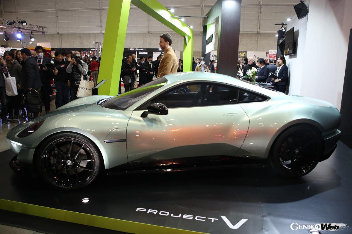 ケータハム初のフル電動スポーツとして発表された「プロジェクト V」は、チーフデザイナーに就任したアンソニー・ジャナレリによる流麗なフォルムが採用された。