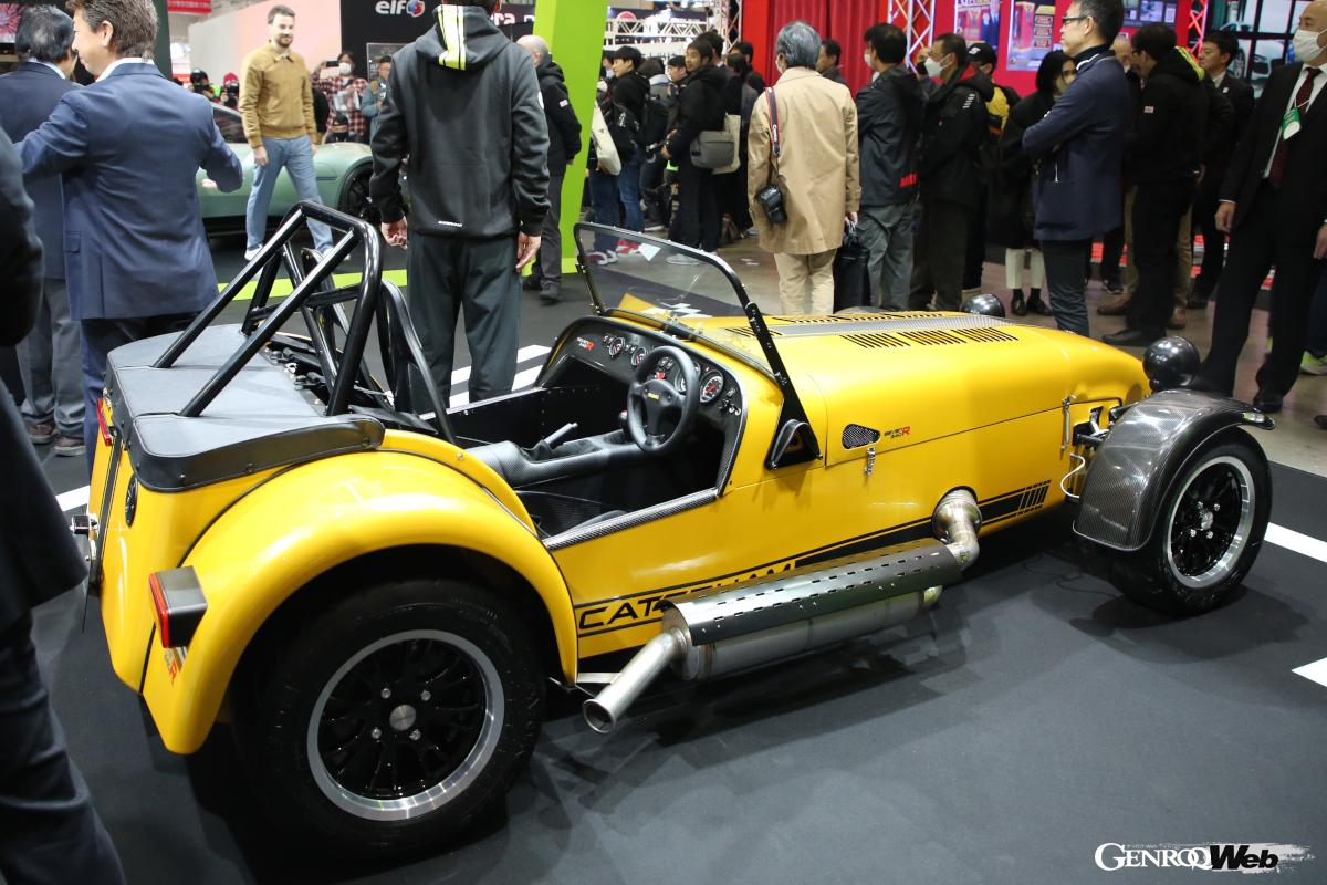 日本に導入される「セブン 340」には、公道仕様の装備が与えられた「340S」と、サーキットに特化した足まわりなどが採用された「340R」をラインアップする。