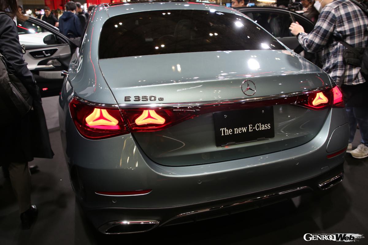 リヤで特徴的なのは、ツーピース型LEDコンビネーションランプだ。昼夜いずれも、スリーポインテッドスターのモチーフが浮かび上がる特別なデザインとなっている。