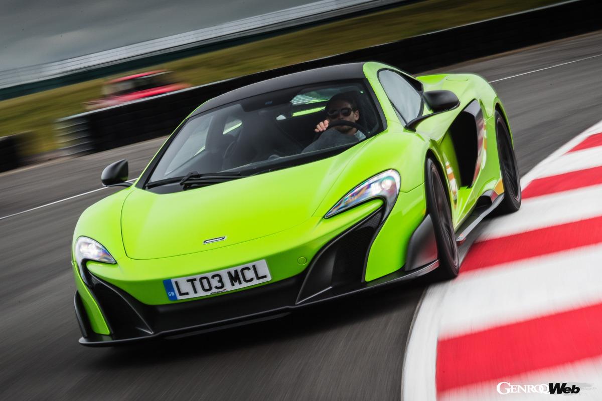 650Sより33mm長い全長を持つ675LT。同様に50％大型化されたリヤウイングやディフューザー、こちらは80％も大型化されたというフロントスプリッター等々を採用した。