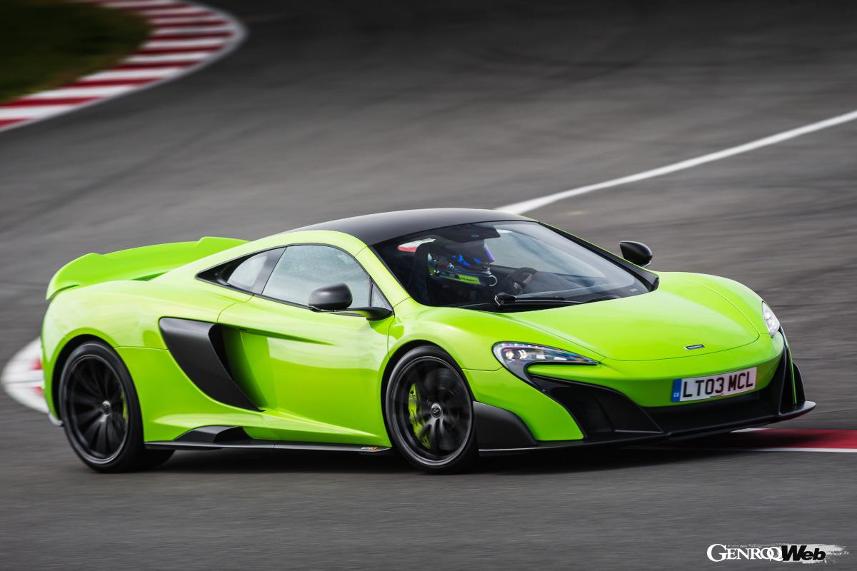 650Sより33mm長い全長を持つ675LT。同様に50％大型化されたリヤウイングやディフューザー、こちらは80％も大型化されたというフロントスプリッター等々を採用した。