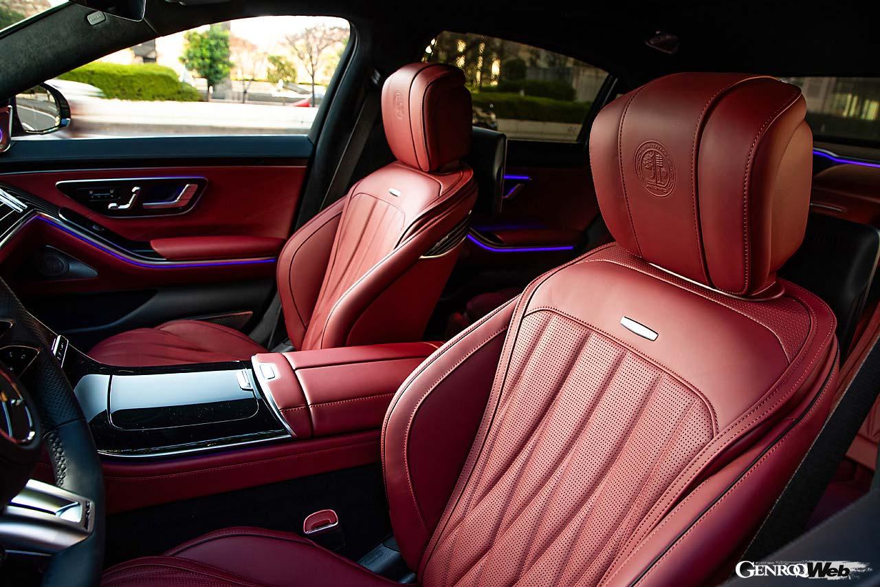 ヒーターやベンチレーターはもちろんマッサージや、サイドサポートがコーナーごとに張り出して体を支えてくれる機能も備わるシート。