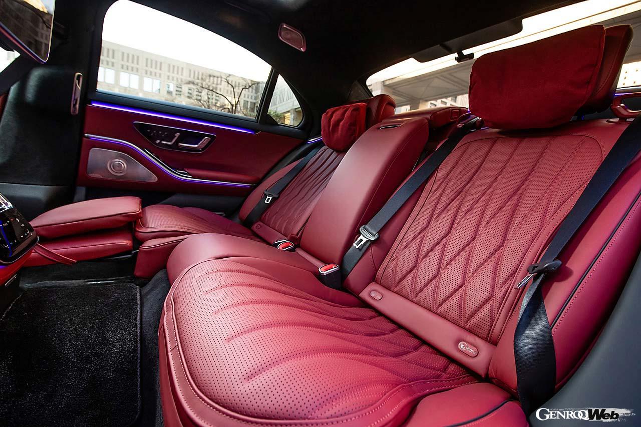 ヒーターやベンチレーターはもちろんマッサージや、サイドサポートがコーナーごとに張り出して体を支えてくれる機能も備わるシート。