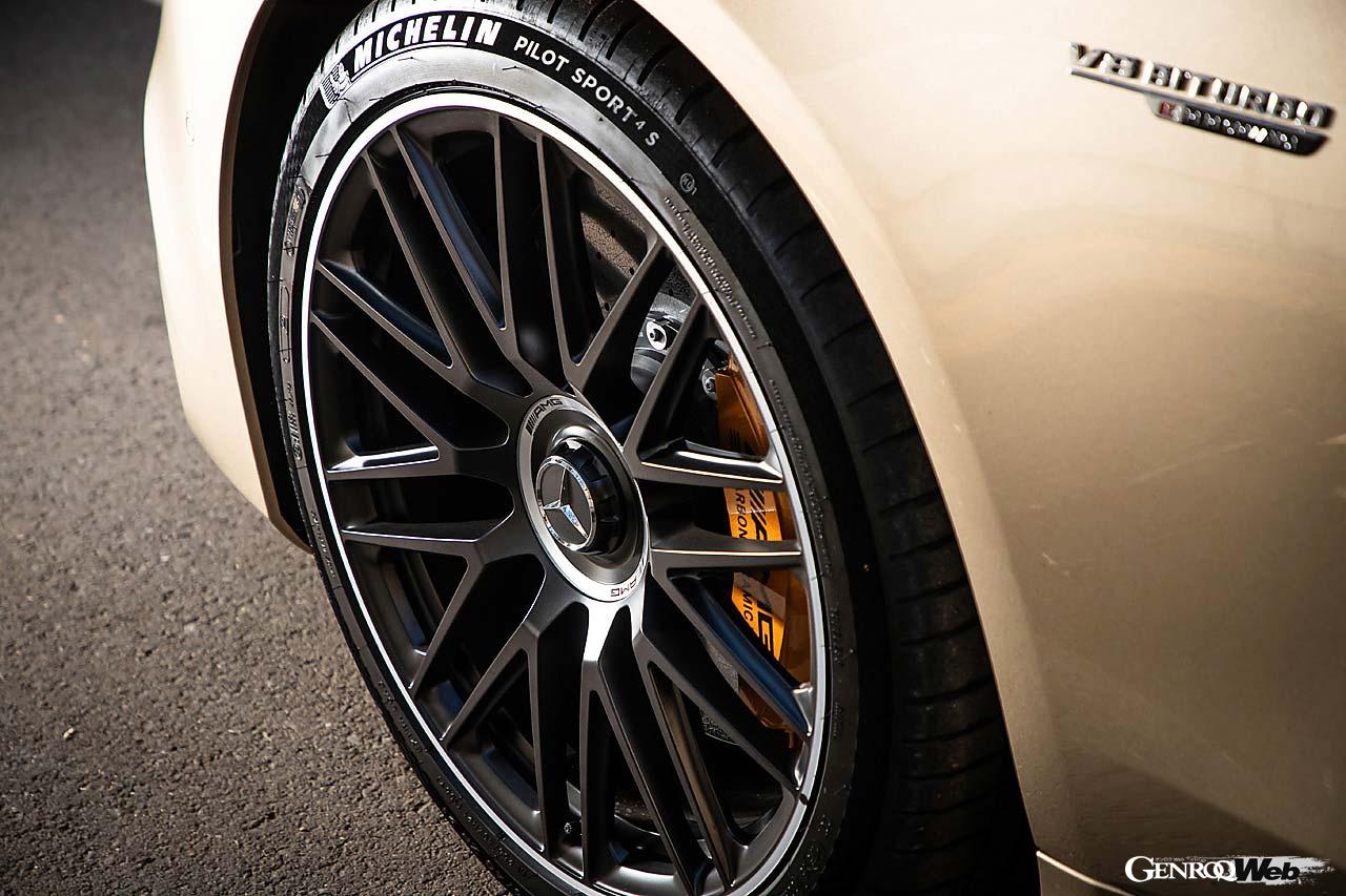 装着されるタイヤは承認タイヤとなるミシュラン・パイロットスポーツ4S。サイズはフロント255/40ZR21、リヤ285/35ZR21となる。